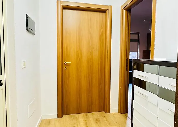 Pazari I Ri, Quiet And Stay, Self Check-in * ティラナ